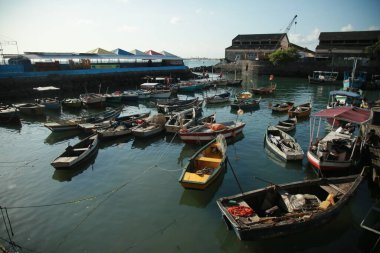 Salvador, Bahia, Brezilya - 14 Eylül 2021: Sanatsal balıkçıların tekneleri Salvador kentindeki Sao Joaquim fuarının yanındaki limanda demirledikleri görüldü..