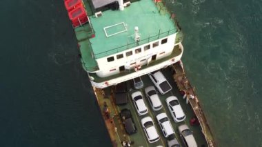 Salvador, Bahia, Brezilya - 14 Eylül 2021: feribot Zumbi dos Palmare Salvador şehrinde Baia de Todos os Santos sularında yelken açarken görüldü..