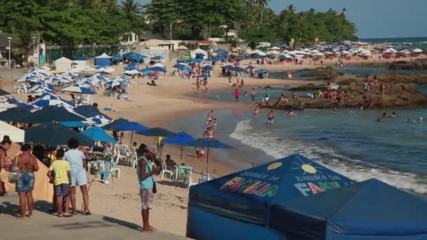 Salvador Bahia Brasil Setembro 2021 Pessoas São Vistas Praia Itapua — Vídeo de Stock