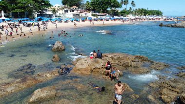 Salvador, Bahia, Brezilya - 19 Eylül 2021: Salvador 'daki Itapua plajında insanlar görülüyor.