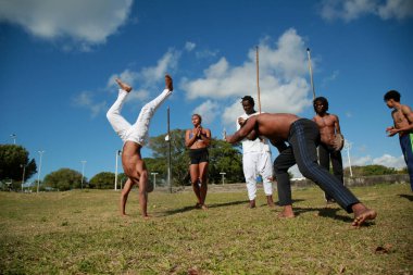 Salvador, Bahia, Brezilya - 19 Eylül 2021: Capoeristas, Salvador 'daki Metropolitando Abaete' de Capoeira roda 'da görüldü..