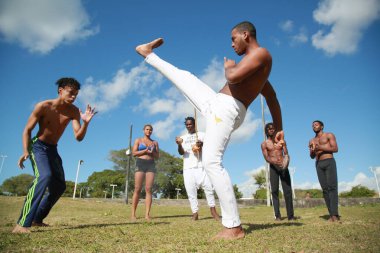 Salvador, Bahia, Brezilya - 19 Eylül 2021: Capoeristas, Salvador 'daki Metropolitando Abaete' de Capoeira roda 'da görüldü..