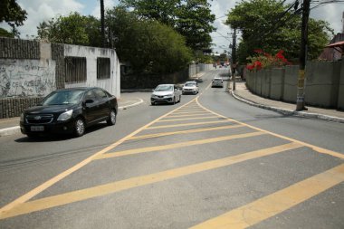Salvador, Bahia, Brezilya - 16 Eylül 2021: asfaltta sarı renge boyanmış zebra şeridi. Yani Salvador şehrinde araçların dolaşmasına izin verilmiyor..