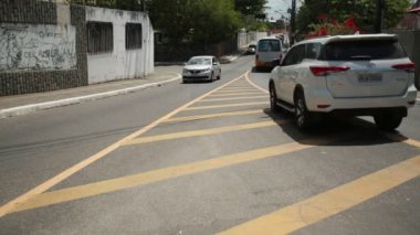 Salvador, Bahia, Brezilya - 16 Eylül 2021: asfaltta sarı renge boyanmış zebra şeridi. Yani Salvador şehrinde araçların dolaşmasına izin verilmiyor..