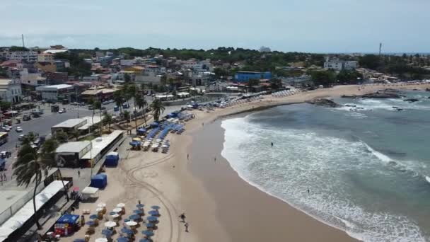 2021年9月25日 人们在萨尔瓦多市Itapua海滩的边缘看到了雨伞 — 图库视频影像