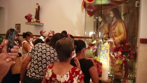 ブラジルのバイーア州サラドール2021年9月27日 聖人の信者コズムとダマオは サルバドール市のリベルダデ教区の双子の聖人へのオマージュを祝います — ストック動画