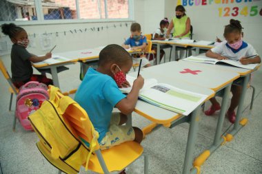 Salvador, Bahia, Brezilya 27 Eylül 2021: Salvador belediyesinin şebekesinden öğrenciler okula geri dönüyor. Okullar koronavirüs salgını nedeniyle kapatıldı..