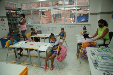 Salvador, Bahia, Brezilya 27 Eylül 2021: Salvador belediyesinin şebekesinden öğrenciler okula geri dönüyor. Okullar koronavirüs salgını nedeniyle kapatıldı..