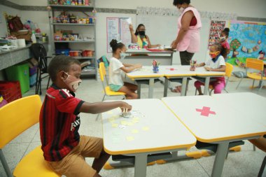 Salvador, Bahia, Brezilya 27 Eylül 2021: Salvador belediyesinin şebekesinden öğrenciler okula geri dönüyor. Okullar koronavirüs salgını nedeniyle kapatıldı..