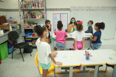 Salvador, Bahia, Brezilya 27 Eylül 2021: Salvador belediyesinin şebekesinden öğrenciler okula geri dönüyor. Okullar koronavirüs salgını nedeniyle kapatıldı..