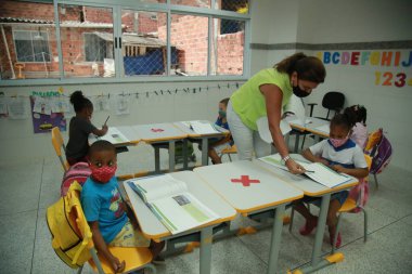 Salvador, Bahia, Brezilya 27 Eylül 2021: Salvador belediyesinin şebekesinden öğrenciler okula geri dönüyor. Okullar koronavirüs salgını nedeniyle kapatıldı..
