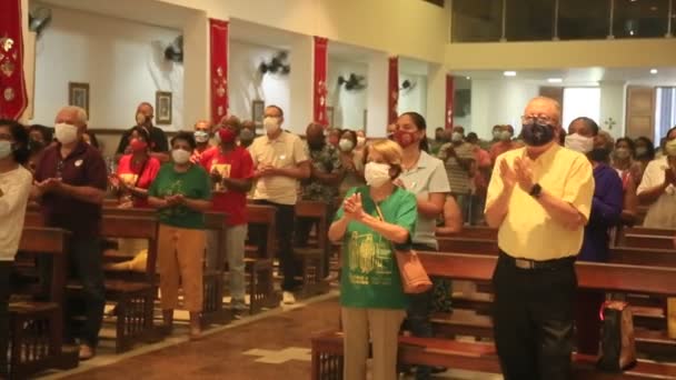 ブラジルのバイーア州サラドール2021年9月27日 聖人の信者コズムとダマオは サルバドール市のリベルダデ教区の双子の聖人へのオマージュを祝います — ストック動画