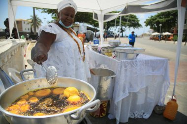 Salvador, Bahia, Brezilya - 27 Eylül 2021: Salvador şehrinde bir tepside acaraje kızartma.