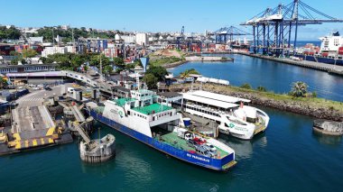 Salvador, Bahia, Brezilya - 28 Temmuz 2025: Salvador 'daki Sao Joaquim limanındaki feribot iskelesinin görüntüsü