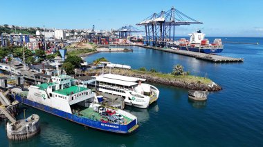 Salvador, Bahia, Brezilya - 28 Temmuz 2025: Salvador 'daki Sao Joaquim limanındaki feribot iskelesinin görüntüsü