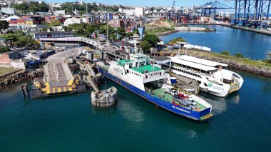 Salvador, Bahia, Brezilya - 28 Temmuz 2025: Salvador 'daki Sao Joaquim limanındaki feribot iskelesinin görüntüsü
