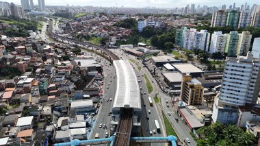 Salvador, Bahia, Brezilya - 10 Temmuz 2025: Salvador 'daki Cosme de Farias mahallesindeki kenar mahalle manzarası