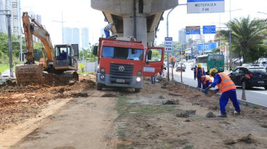 Salvador, Bahia, Brezilya - 16 Temmuz 2025: Salvador şehrinde bir geçiş yolu üzerinde çalışan inşaat işçileri.
