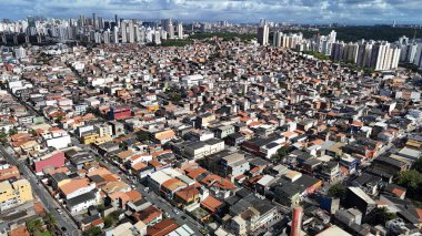 Salvador, Bahia, Brezilya - 10 Temmuz 2025: Birçok topluluğun bulunduğu Salvador bölgesinin havadan görüşü.