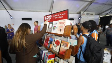 Şelale, Bahia, Brezilya - 23 Ekim 2025: Bir kişi Bahia 'daki Cachoeira Edebiyat Fuarı Flica' da bir kitap sergisinde toplandı.