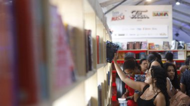 Şelale, Bahia, Brezilya - 23 Ekim 2025: Bir kişi Bahia 'daki Cachoeira Edebiyat Fuarı Flica' da bir kitap sergisinde toplandı.