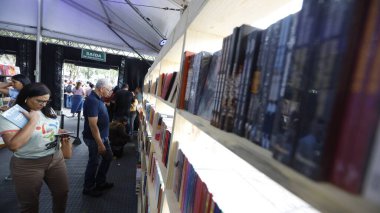 Şelale, Bahia, Brezilya - 23 Ekim 2025: Bir kişi Bahia 'daki Cachoeira Edebiyat Fuarı Flica' da bir kitap sergisinde toplandı.