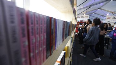 Şelale, Bahia, Brezilya - 23 Ekim 2025: Bir kişi Bahia 'daki Cachoeira Edebiyat Fuarı Flica' da bir kitap sergisinde toplandı.