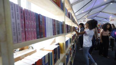 Şelale, Bahia, Brezilya - 23 Ekim 2025: Bir kişi Bahia 'daki Cachoeira Edebiyat Fuarı Flica' da bir kitap sergisinde toplandı.