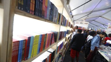 Şelale, Bahia, Brezilya - 23 Ekim 2025: Bir kişi Bahia 'daki Cachoeira Edebiyat Fuarı Flica' da bir kitap sergisinde toplandı.