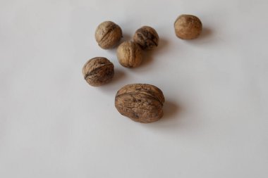 Beyaz arkaplanda izole edilmiş cevizler.