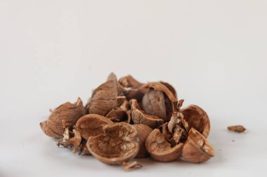 Beyaz üzerine izole edilmiş ceviz yığını..