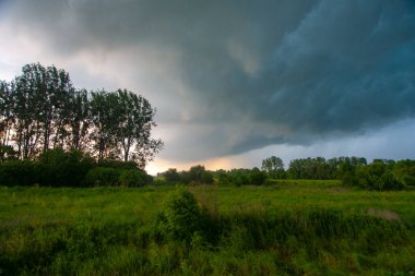 Fırtınadan önce gökyüzünün manzarası.