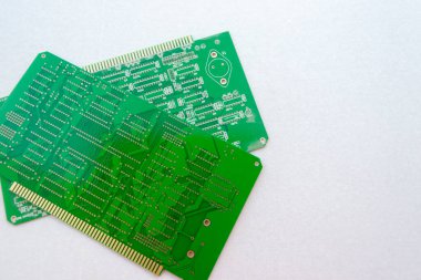 DIP yuvarlak prizli PCB ve bazı tantal kondansatörler yerleştirildi.