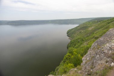 Gölün üzerindeki yeşil kaya.