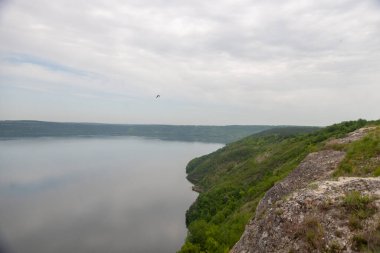 Gölün üzerindeki yeşil kaya.