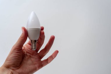 Beyaz LED ampulü bir adamın elinde. Fikirler, düşünceler konsepti.