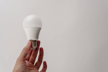 Beyaz LED ampulü bir adamın elinde. Fikirler, düşünceler konsepti.