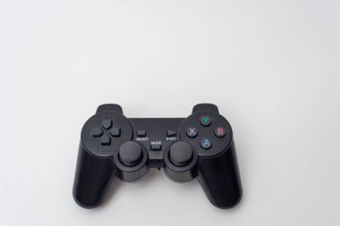 Beyaz arkaplanda siyah joystick izole edildi.