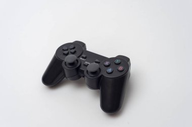 Beyaz arkaplanda siyah joystick izole edildi.