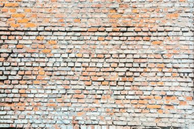 Büyük, eski, gri, aşınmış tuğla duvar ve çimento. 