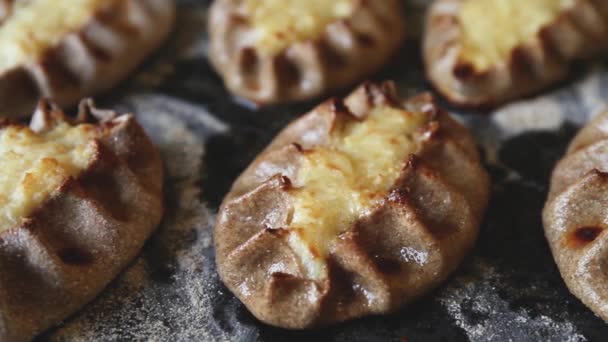 Pasteles tradicionales finlandeses - Pasteles de Karelia de la región de Karelia. — Vídeos de Stock