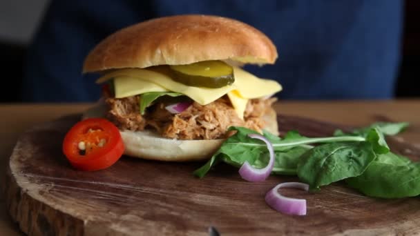 Beste getrokken varkensvlees sandwich op donker hout boord — Stockvideo
