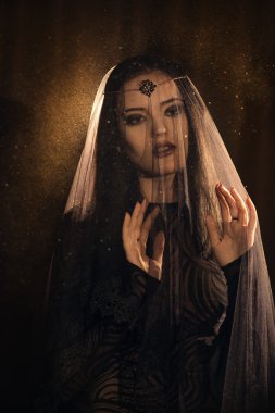 Siyah peçe siyah saçlı güzel kız