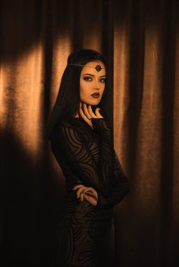Siyah saçlı ve siyah elbiseli güzel kız