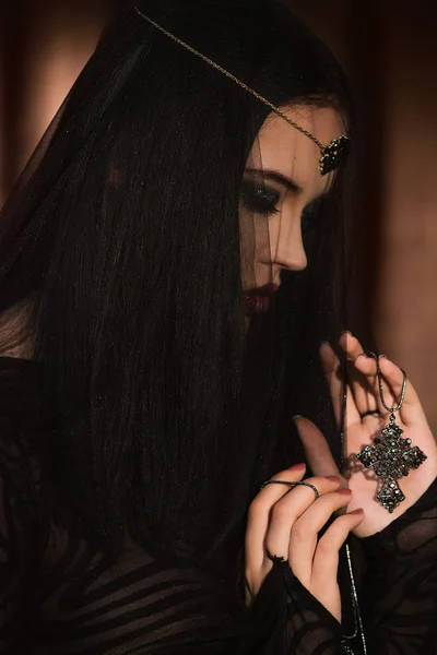 Красива дівчина з чорним волоссям в чорній вуаль — стокове фото