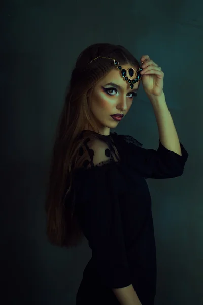 Siyah elbiseli uzun saçlı güzel kız — Stok fotoğraf