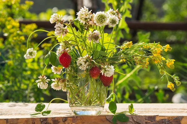 L'union du trèfle et la fraise coûte dans le verre Images De Stock Libres De Droits