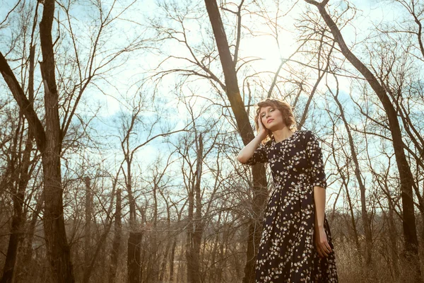 Belle fille en robe sombre coûte dans le bois aveuglément Images De Stock Libres De Droits