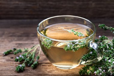 Kekikli bitki çayı, ahşap arka planda. Sağlıklı içecek, alternatif ilaç, antibakteriyel bitki, antioksidan.. 