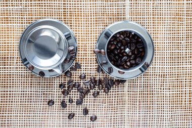 İki çelik kahve makinası üst tarafta. Vietnam geleneksel tarzı.